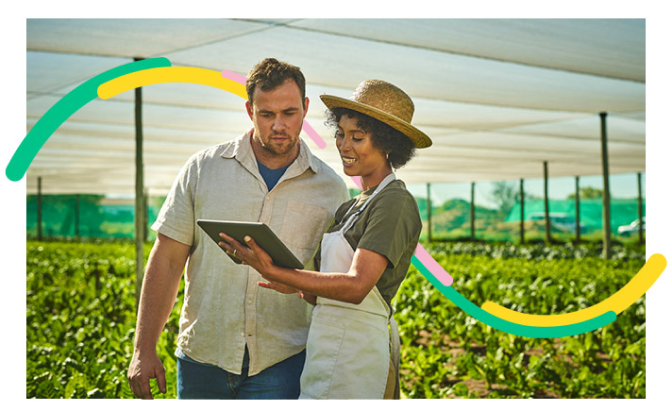 Foto de mujer y hombre empresarios, conversando sobre los beneficios del crédito Rotativo Agroyá para su negocio de cultivos